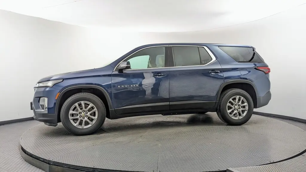 2022 CHEVROLET TRAVERSE LS photo 2