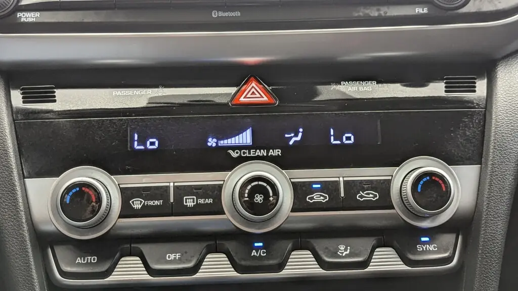 2020 HYUNDAI ELANTRA SE photo 28