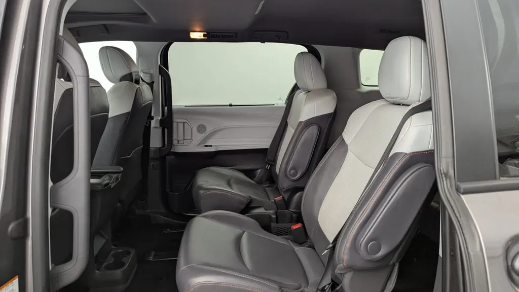 2022 TOYOTA SIENNA XSE photo 13
