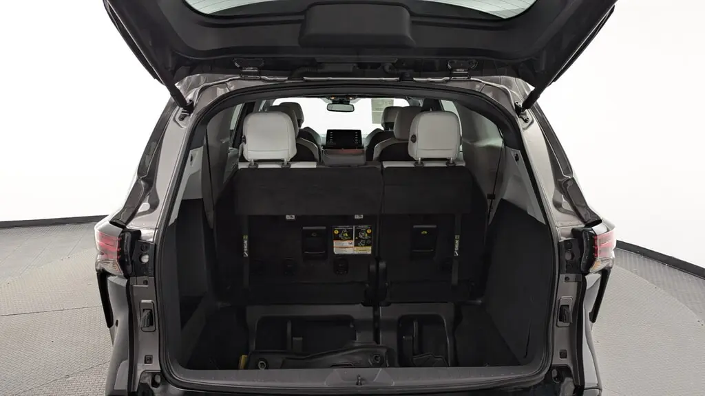 2022 TOYOTA SIENNA XSE photo 16