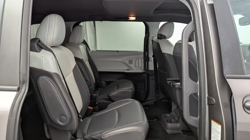 2022 TOYOTA SIENNA XSE photo 18