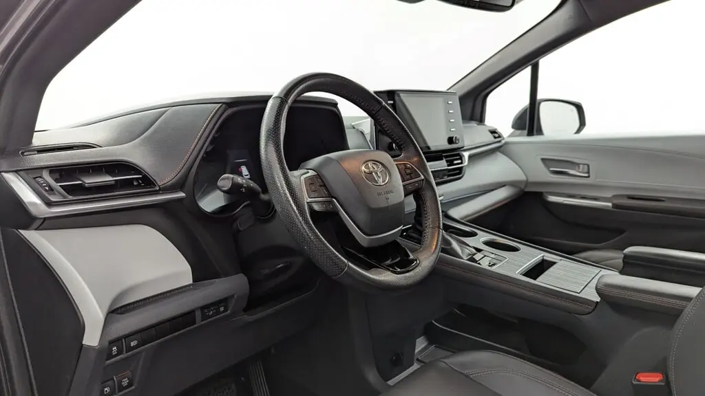 2022 TOYOTA SIENNA XSE photo 22