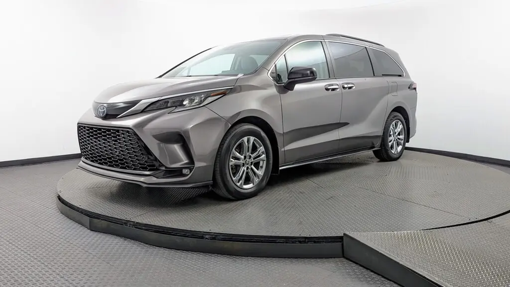 2022 TOYOTA SIENNA XSE photo 1