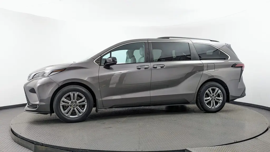 2022 TOYOTA SIENNA XSE photo 2