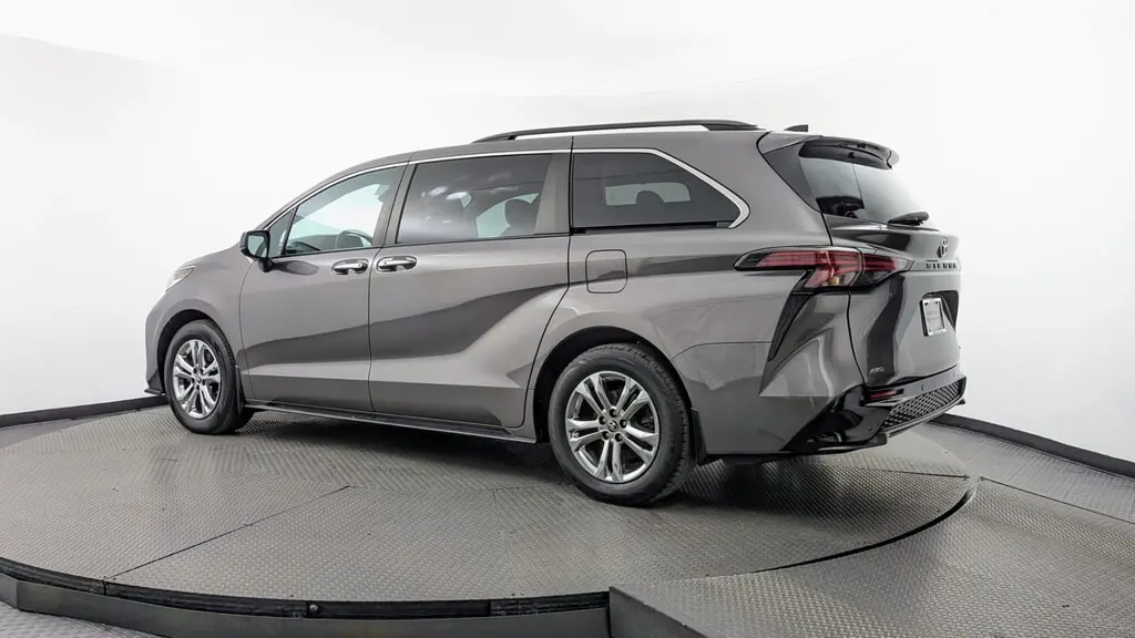 2022 TOYOTA SIENNA XSE photo 3