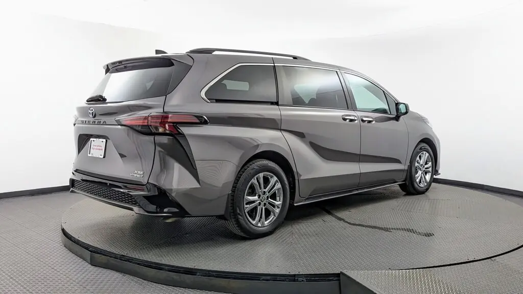 2022 TOYOTA SIENNA XSE photo 6