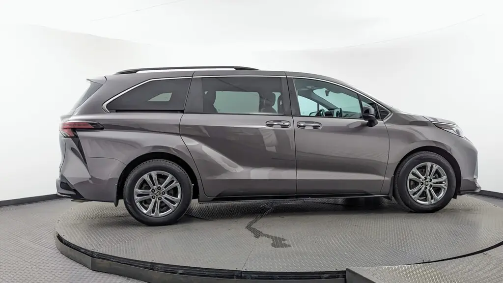 2022 TOYOTA SIENNA XSE photo 7