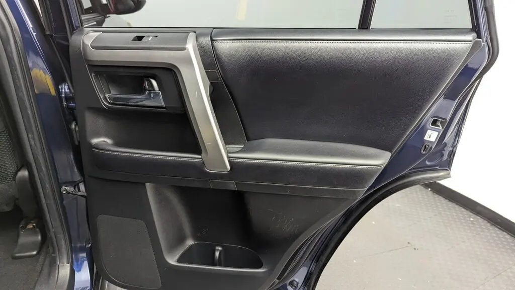 2019 TOYOTA 4RUNNER SR5 photo 18