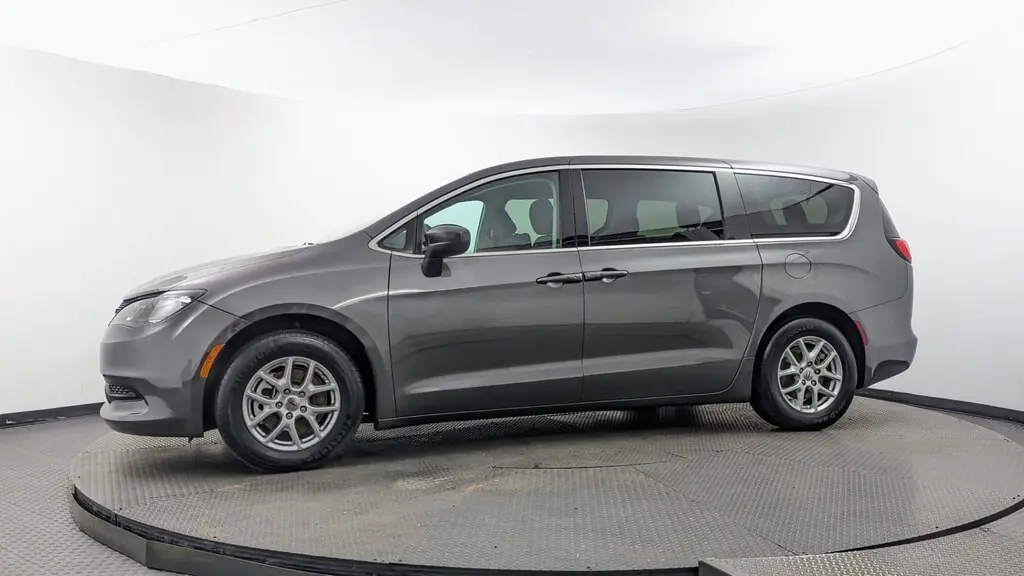 2023 CHRYSLER VOYAGER LX photo 2