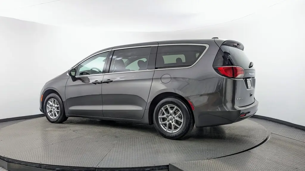 2023 CHRYSLER VOYAGER LX photo 5
