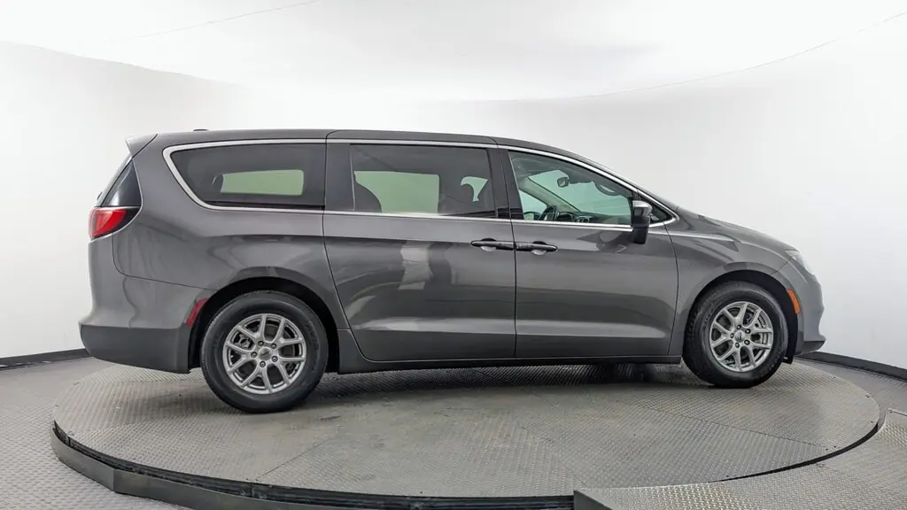 2023 CHRYSLER VOYAGER LX photo 8