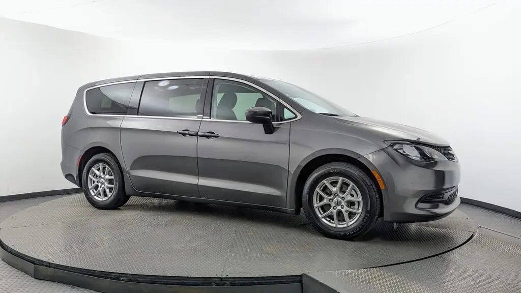 2023 CHRYSLER VOYAGER LX photo 10