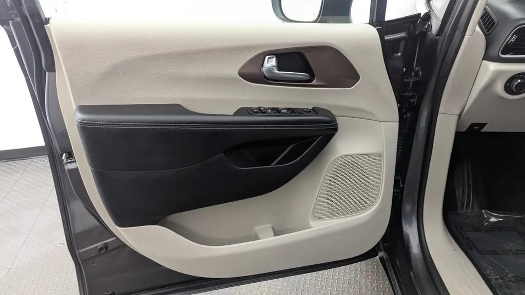 2023 CHRYSLER VOYAGER LX photo 12