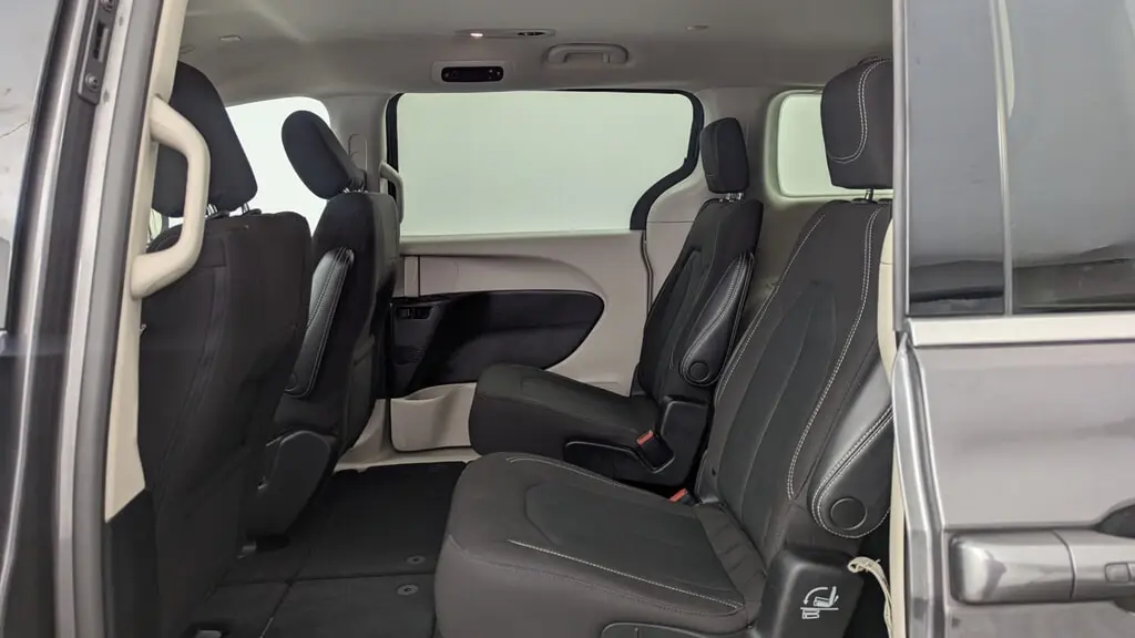 2023 CHRYSLER VOYAGER LX photo 15