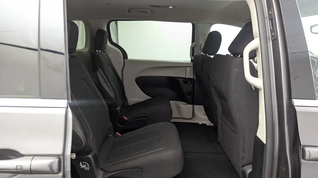 2023 CHRYSLER VOYAGER LX photo 18
