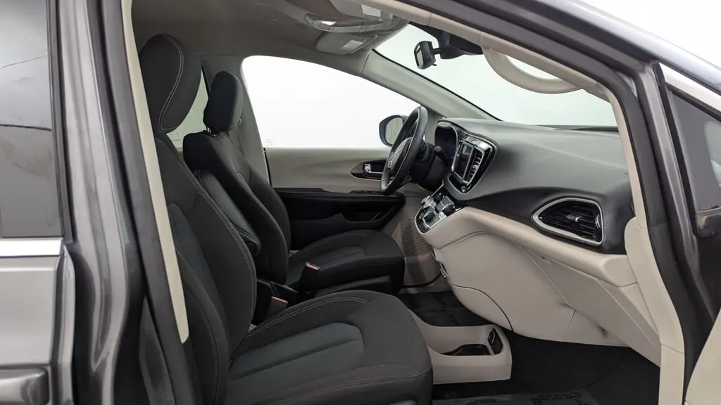 2023 CHRYSLER VOYAGER LX photo 20