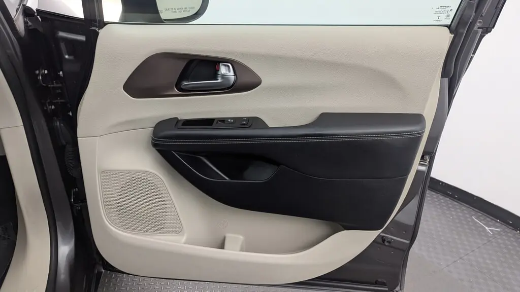 2023 CHRYSLER VOYAGER LX photo 21