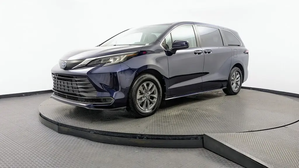2023 TOYOTA SIENNA LE photo 1