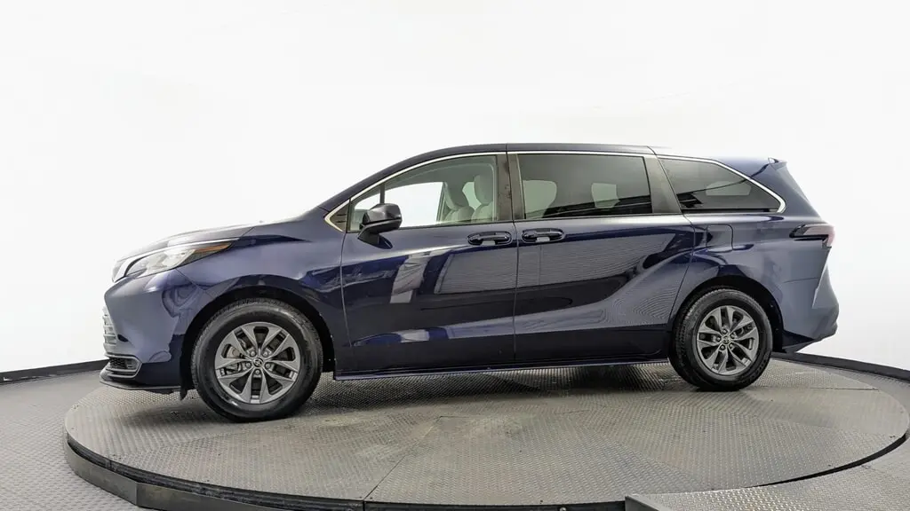 2023 TOYOTA SIENNA LE photo 2