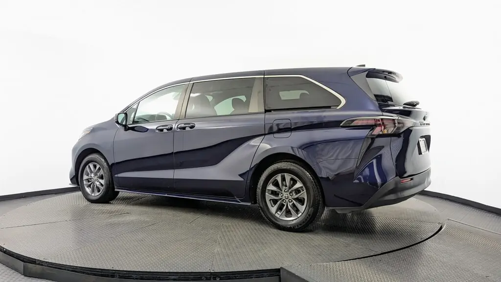 2023 TOYOTA SIENNA LE photo 5