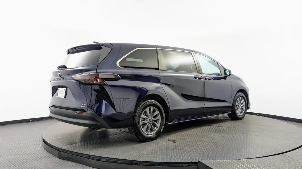 2023 TOYOTA SIENNA LE photo 7