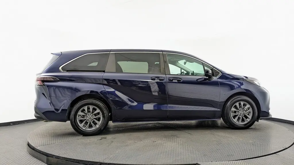 2023 TOYOTA SIENNA LE photo 8