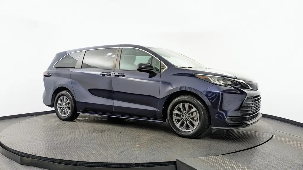 2023 TOYOTA SIENNA LE photo 10