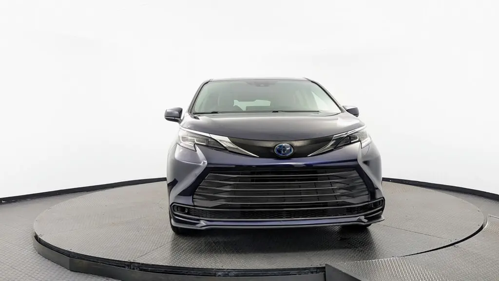 2023 TOYOTA SIENNA LE photo 11