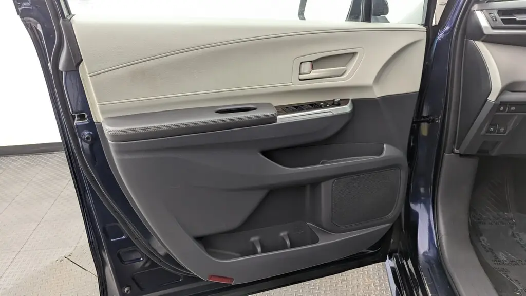2023 TOYOTA SIENNA LE photo 12