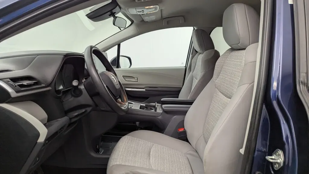 2023 TOYOTA SIENNA LE photo 13