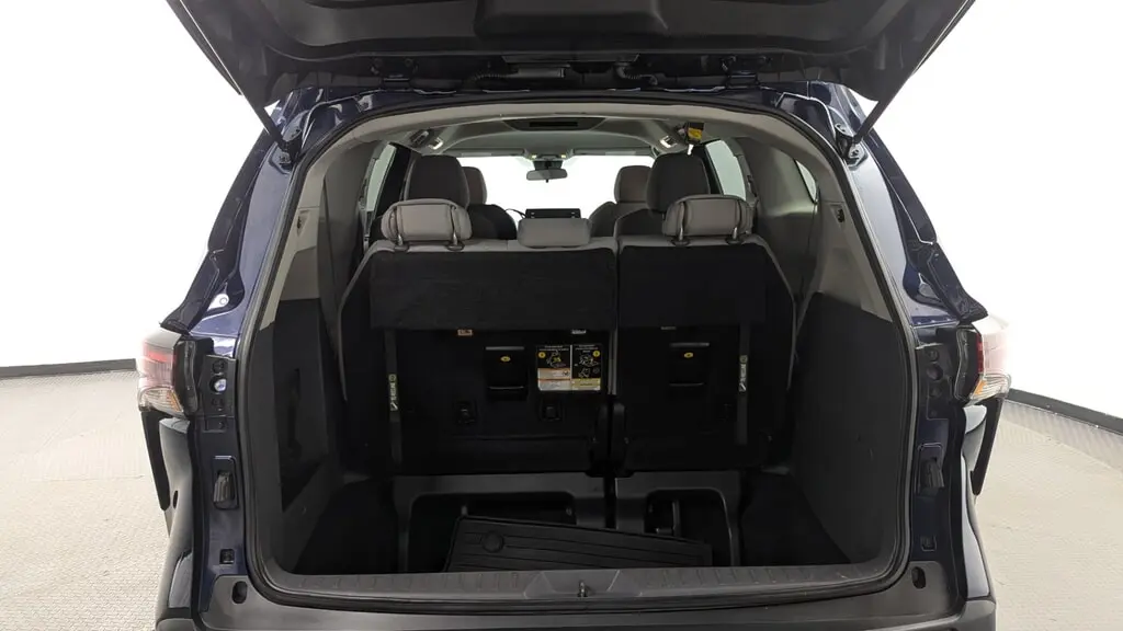 2023 TOYOTA SIENNA LE photo 17