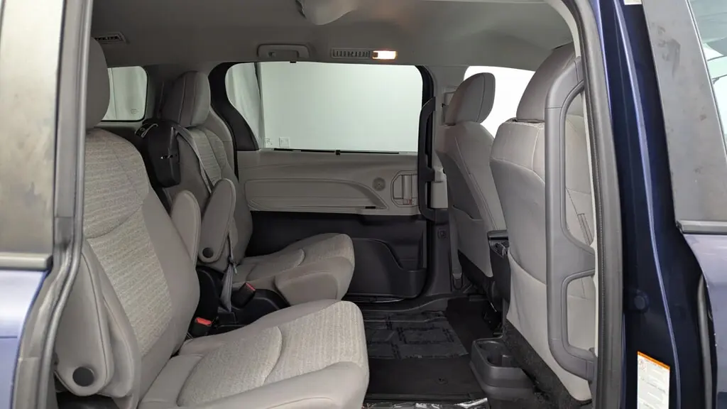 2023 TOYOTA SIENNA LE photo 20