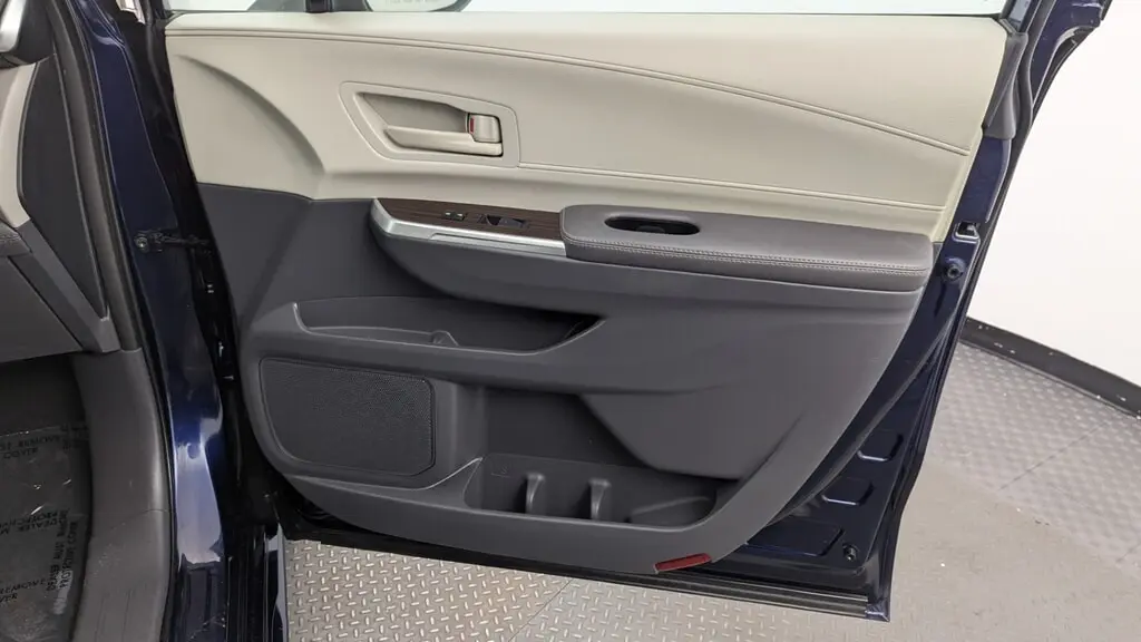 2023 TOYOTA SIENNA LE photo 22