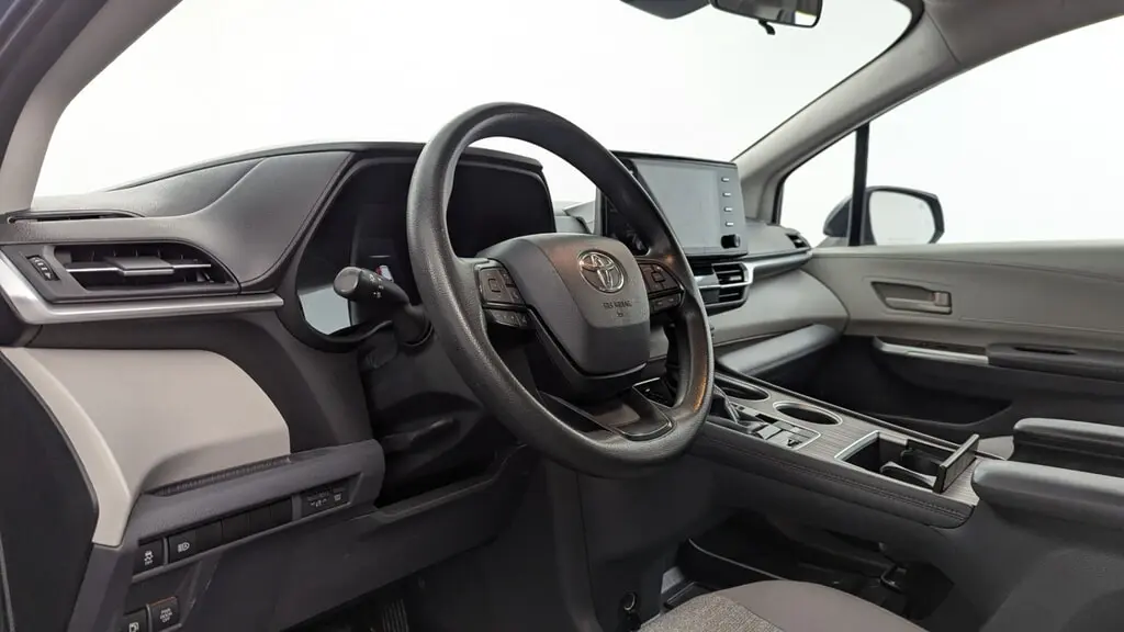 2023 TOYOTA SIENNA LE photo 23