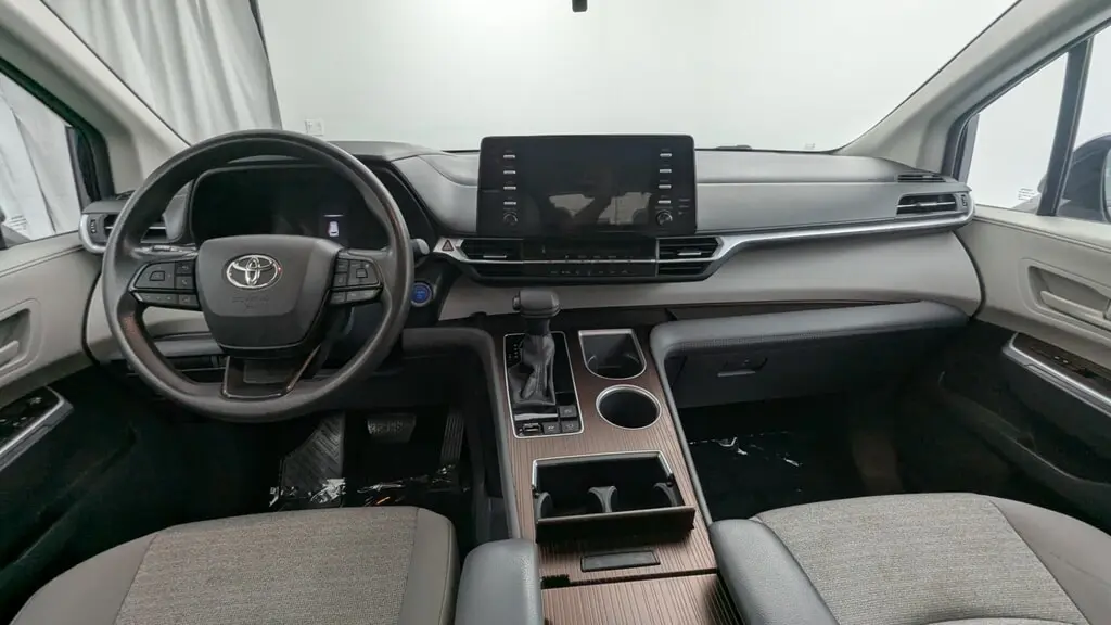 2023 TOYOTA SIENNA LE photo 25
