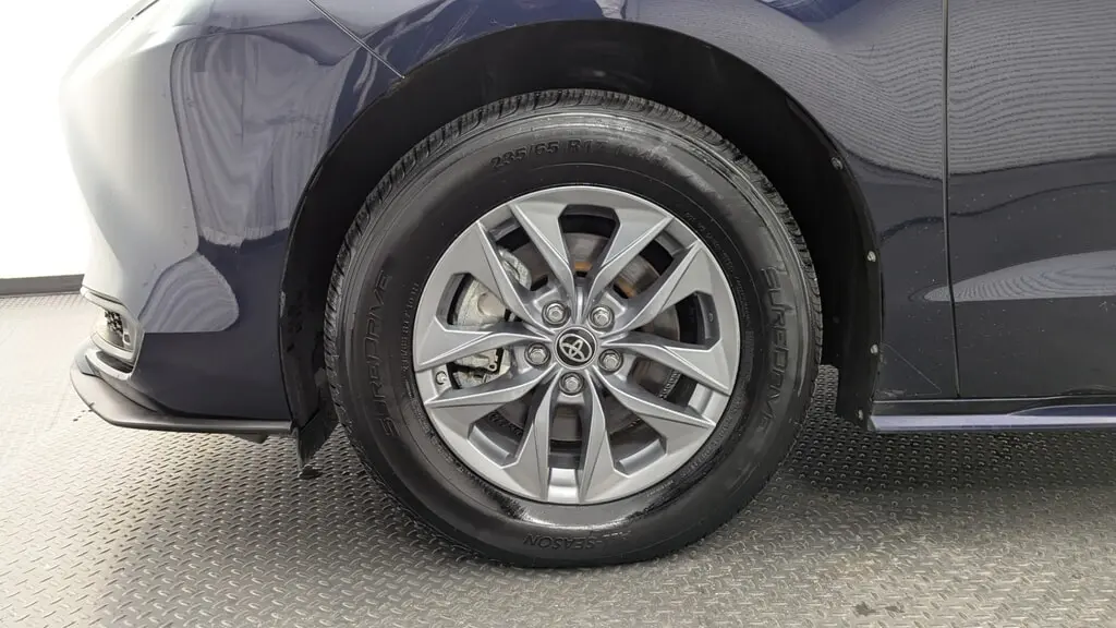 2023 TOYOTA SIENNA LE photo 29