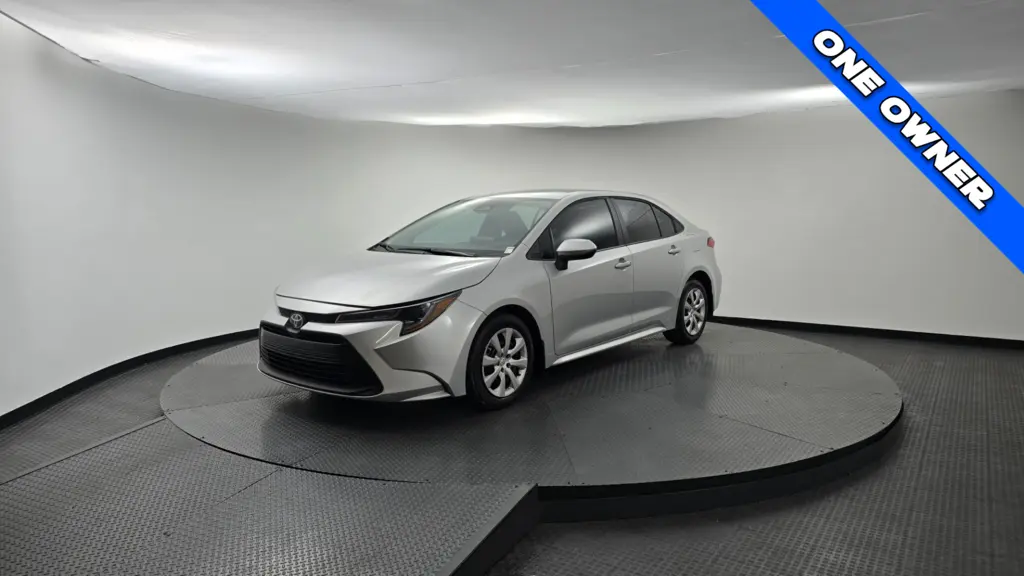 2025 TOYOTA COROLLA LE photo 1