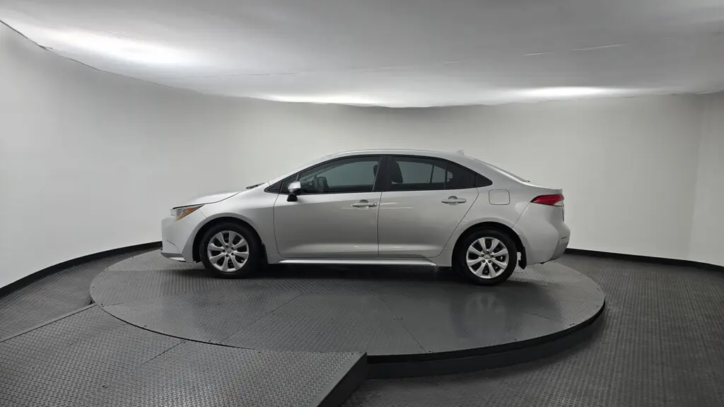 2025 TOYOTA COROLLA LE photo 2