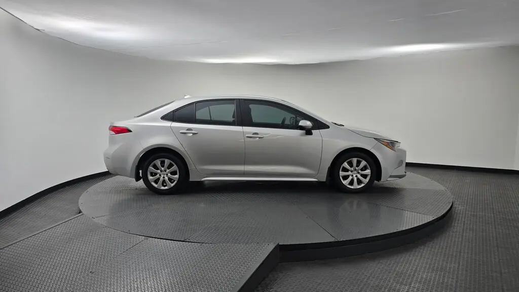 2025 TOYOTA COROLLA LE photo 8