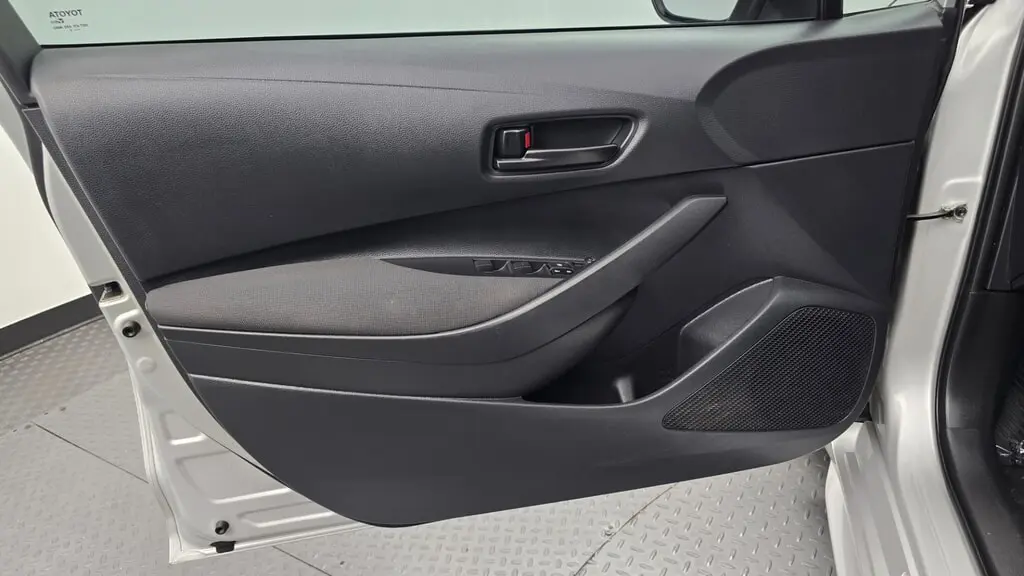 2025 TOYOTA COROLLA LE photo 12