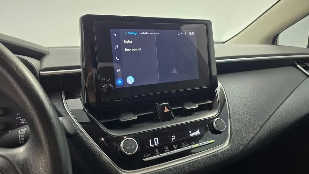 2025 TOYOTA COROLLA LE photo 30
