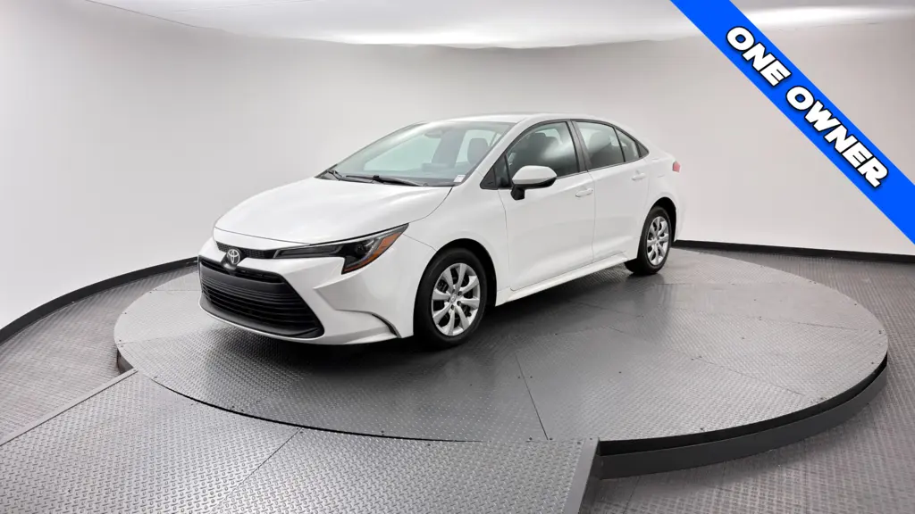 2024 TOYOTA COROLLA LE photo 1