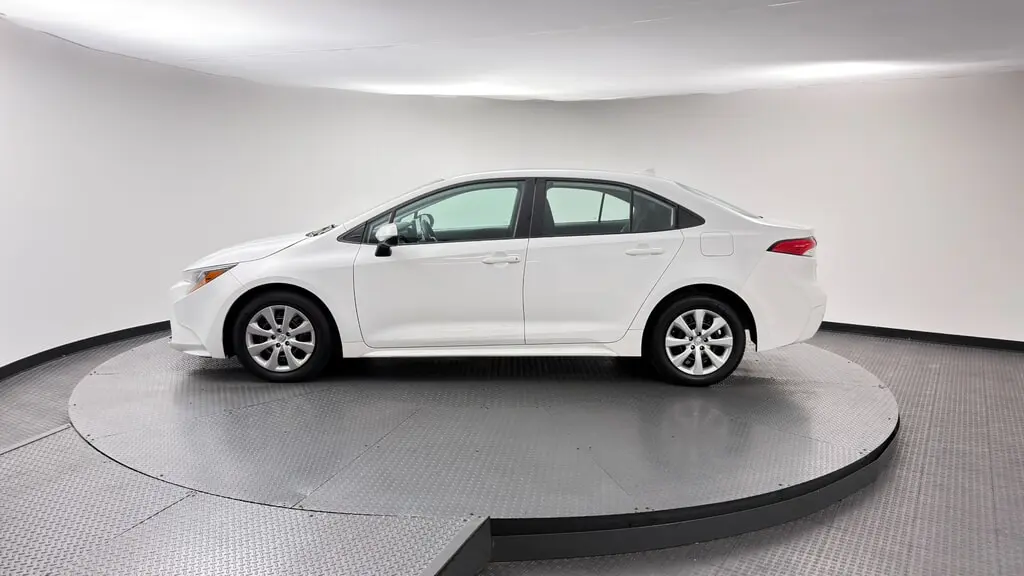 2024 TOYOTA COROLLA LE photo 2