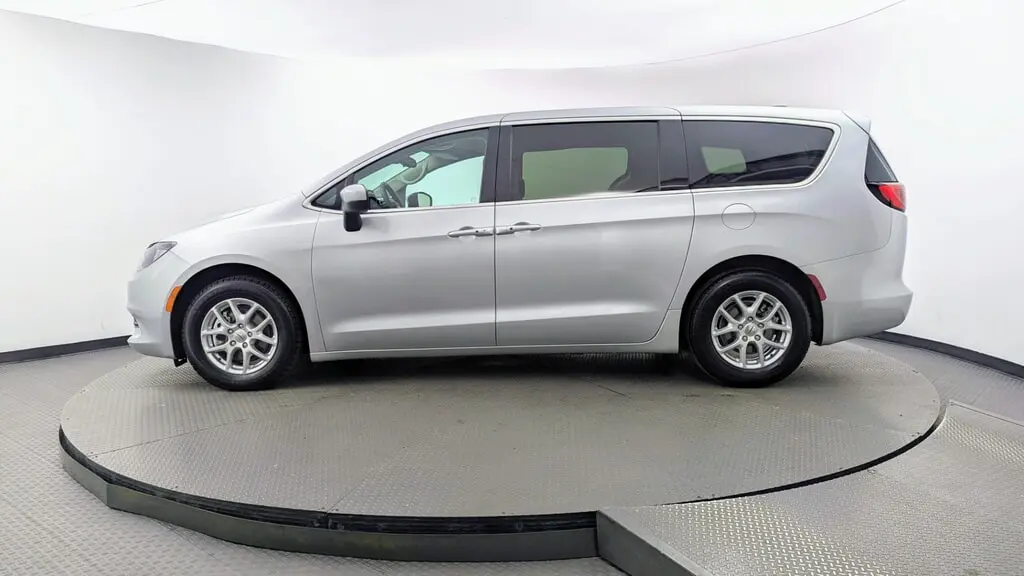 2023 CHRYSLER VOYAGER LX photo 2