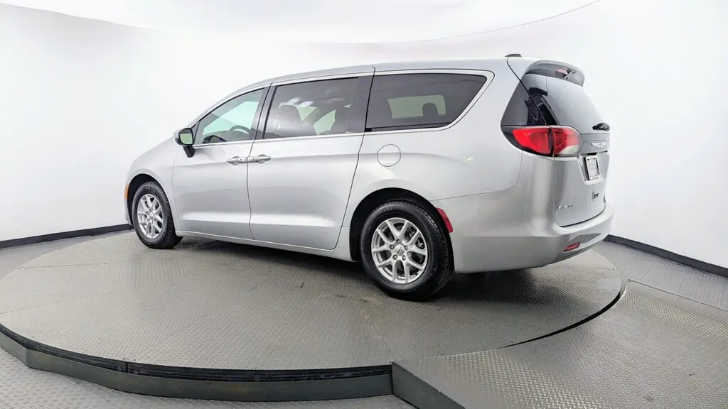 2023 CHRYSLER VOYAGER LX photo 5