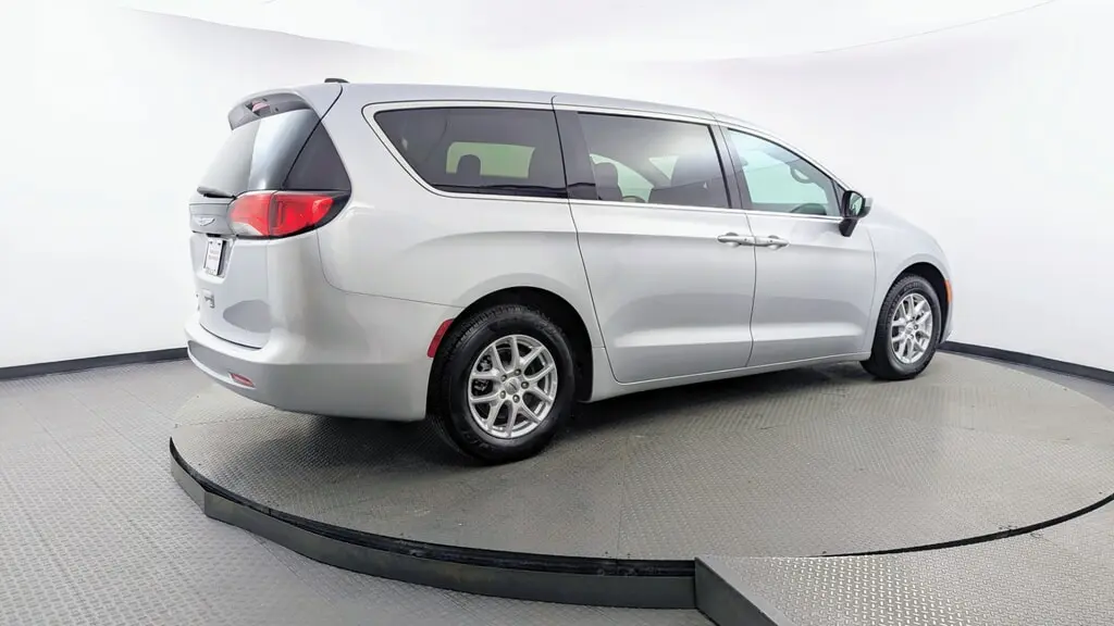 2023 CHRYSLER VOYAGER LX photo 7