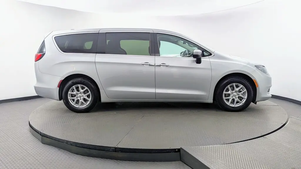2023 CHRYSLER VOYAGER LX photo 8