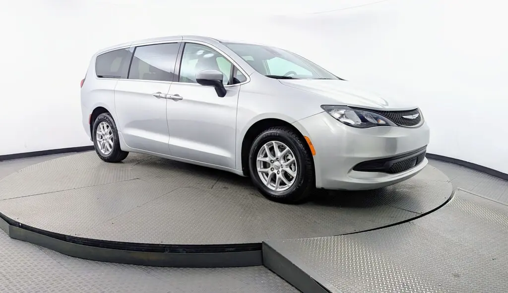 2023 CHRYSLER VOYAGER LX photo 10