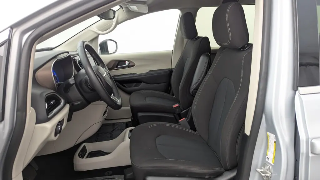 2023 CHRYSLER VOYAGER LX photo 13