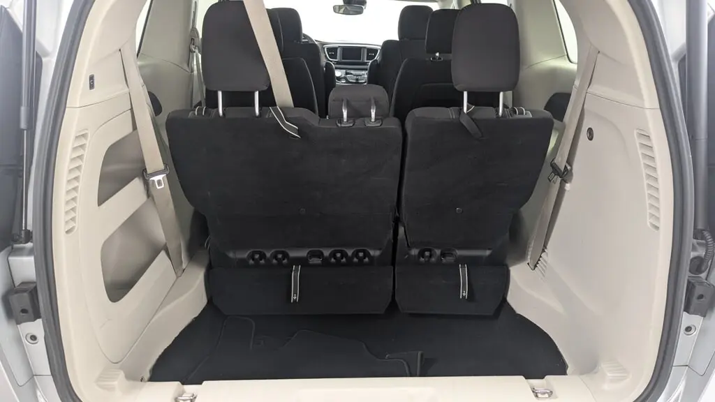 2023 CHRYSLER VOYAGER LX photo 16